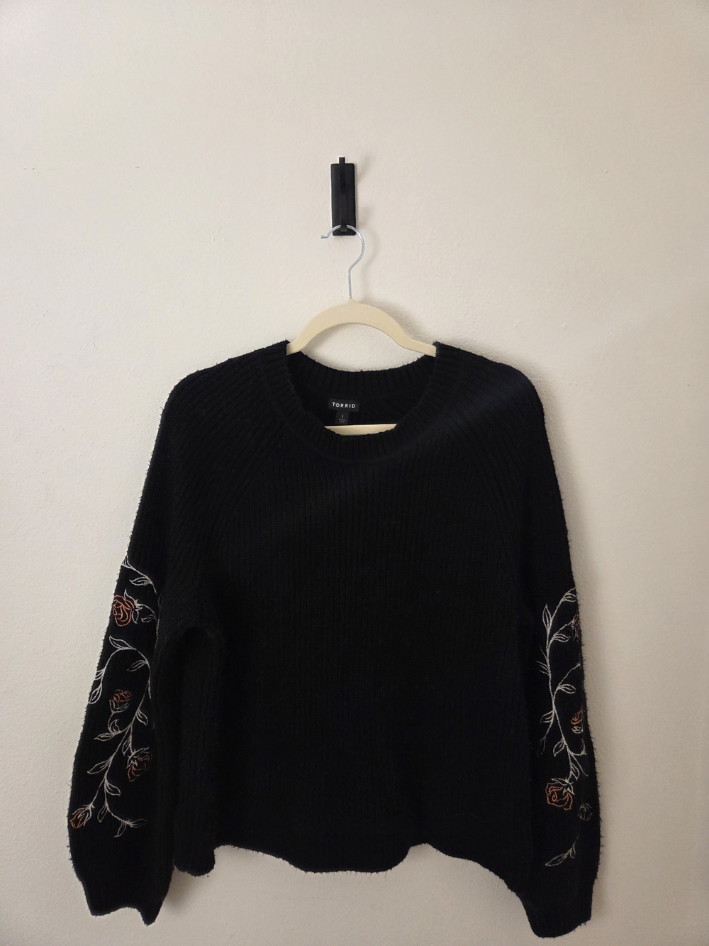 Torrid High Crew Neck Pullover Sweater w/White Floral Sleeve Embroidery Size 1
